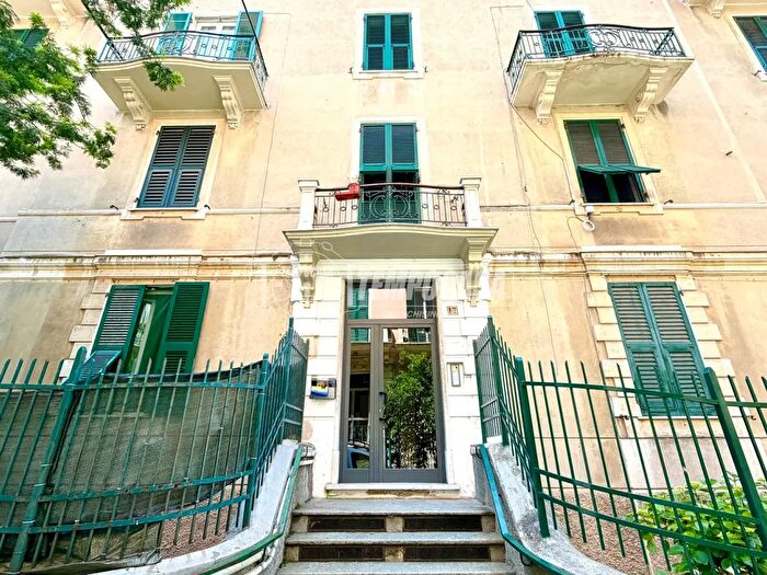 Appartamento quadrilocale in vendita in Via San Luigi, Genova