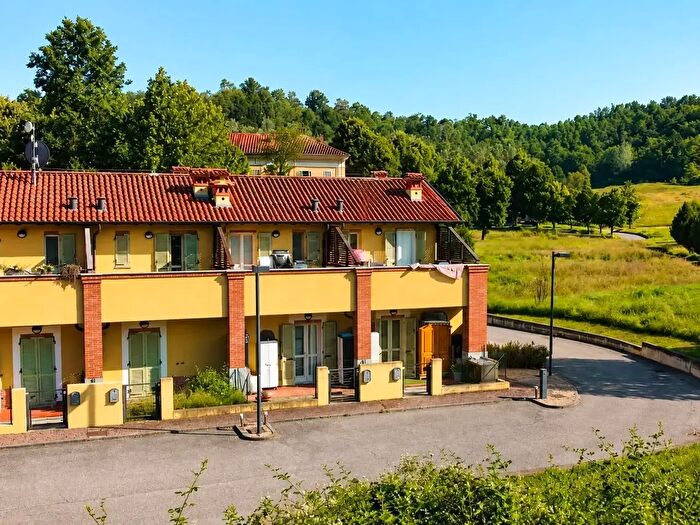 Casa trilocale in vendita in Frazione Mombarone, Asti