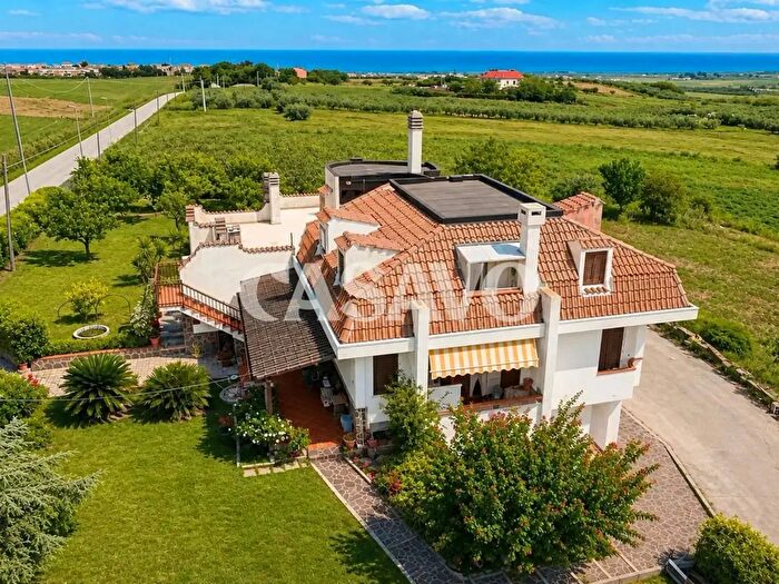 Casa con 11 locali in vendita in Via degli Oleandri, Termoli