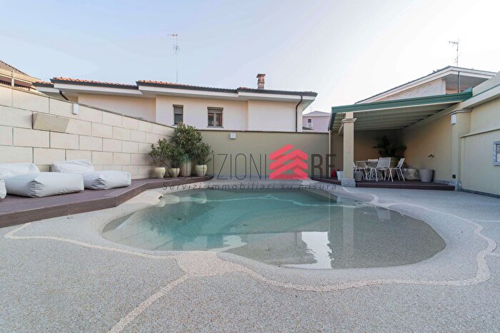 Casa con 6 locali in vendita in Novara