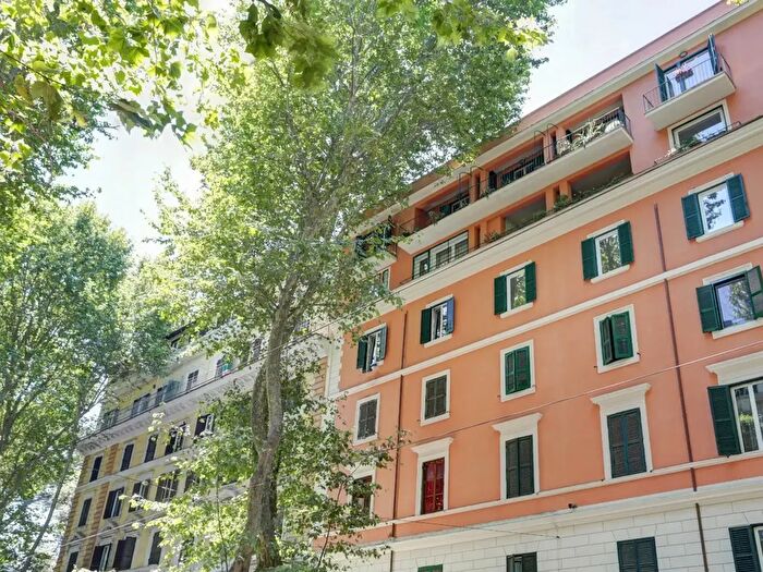 Appartamento trilocale in vendita in Viale Regina Margherita, Roma
