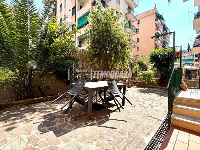 Appartamento quadrilocale in vendita in Via Chiaravagna, Genova