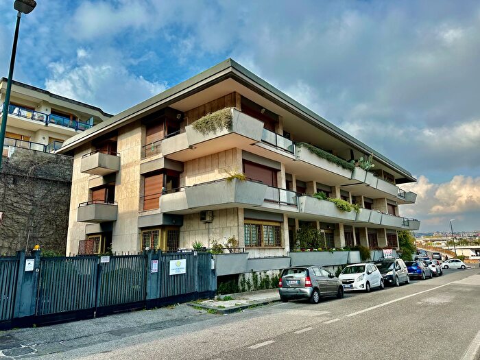 Appartamento con 7 locali in vendita in Via Stazio, Napoli