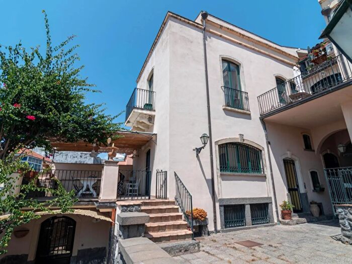 Appartamento quadrilocale in vendita in Via Guarnaccia Aci Castello Ct Italia, Aci Castello