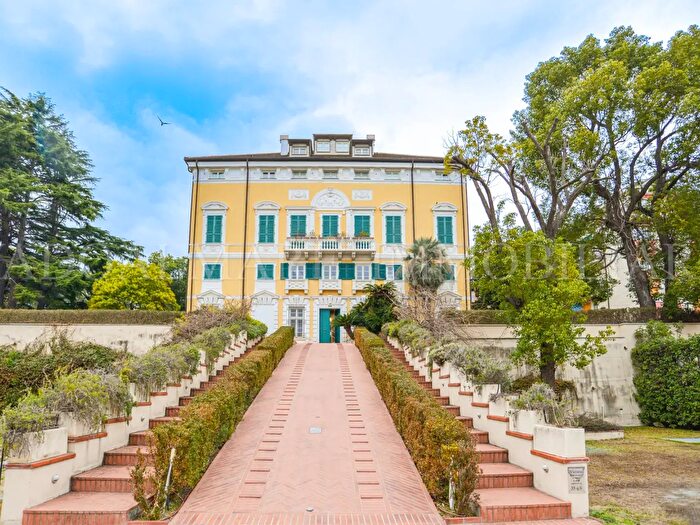 Appartamento trilocale in vendita in Via Matteo Repetto, Albissola Marina