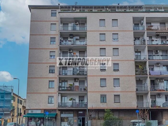 Appartamento quadrilocale in vendita in Via Michele Lessona, Milano