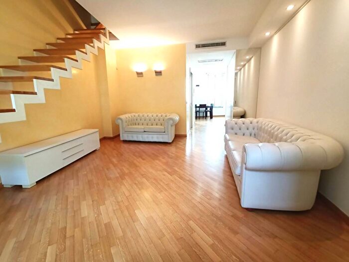 Appartamento trilocale in affitto in Via Madonnina, Brera, Milano