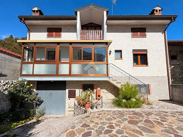Casa quadrilocale in vendita in Via Ronald George MC Bride, Trasaghis