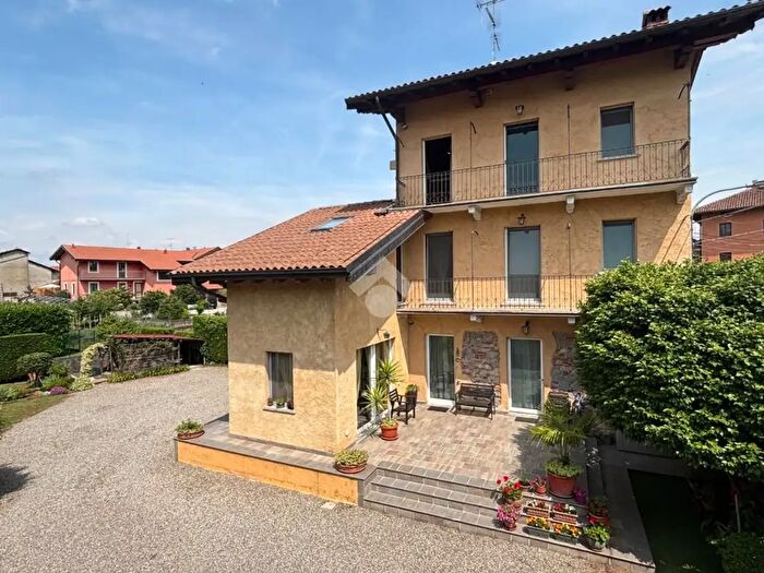 Casa con 6 locali in vendita in Via Susa, Agrate Conturbia