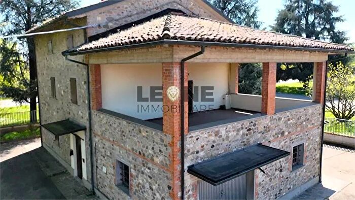 Casa con 7 locali in vendita in Vignola