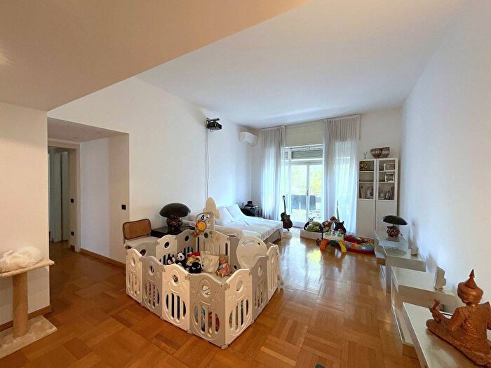 Appartamento trilocale in affitto in Via dei Pellegrini, Quadronno Crocetta, Milano