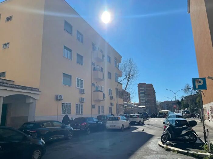 Appartamento quadrilocale in vendita in Via Rovigno dIstria, Roma