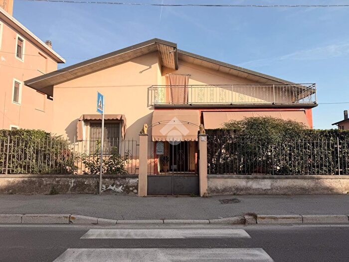 Casa quadrilocale in vendita in Via IV Novembre, Lograto