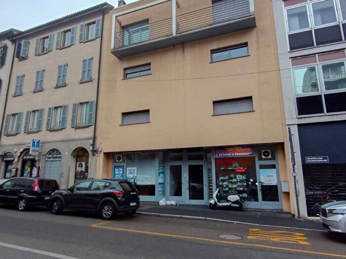 Appartamento bilocale in affitto in Via Dottesio, Borghi, Como