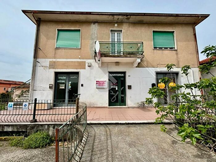 Casa con 12 locali in vendita in Via Cisa Sud, Santo Stefano Di Magra