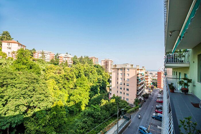 Appartamento con 6 locali in vendita in Via SantAlberto, Genova
