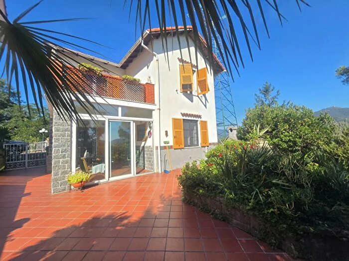 Casa con 8 locali in vendita in Piazza della Chiesa di Murta, Genova