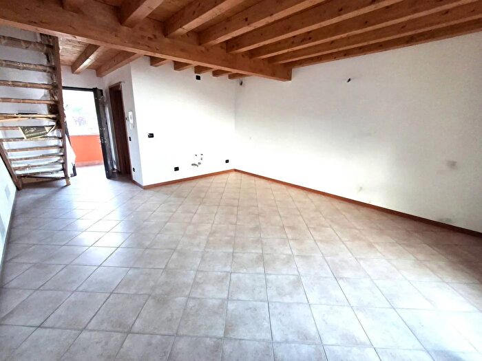 Appartamento trilocale in vendita in Via Canale Roncola, Roncola