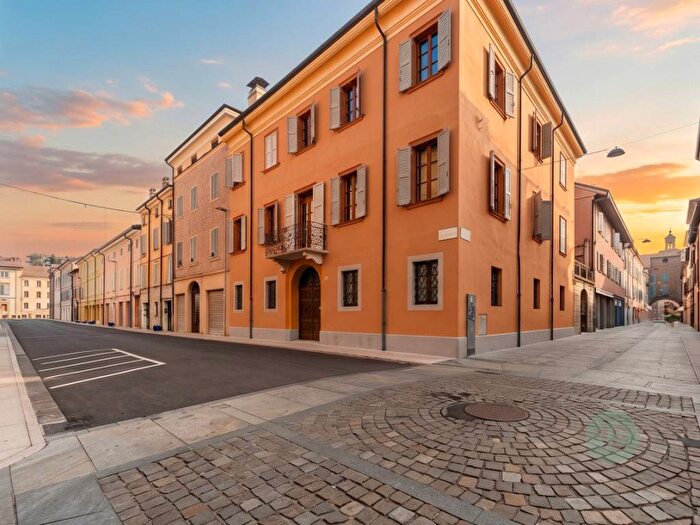 Casa con 6 locali in vendita in VIA CIRO MENOTTI, Centro Storico, Carpi