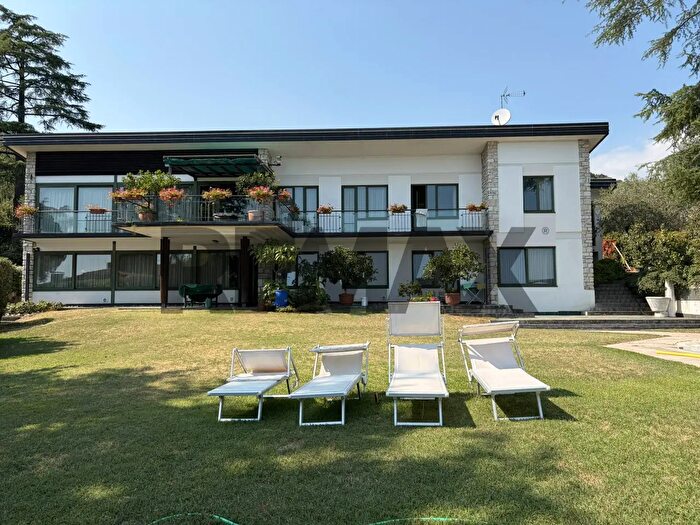 Casa con 15 locali in vendita in Salo'