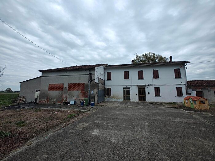 Casa con 6 locali in vendita in Strada Sacchetta, Pegognaga