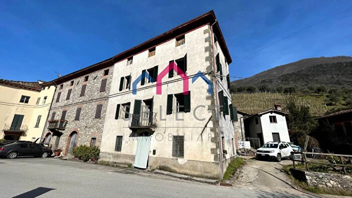 Casa con 7 locali in vendita in Dezza Via del Mulinetto, Borgo A Mozzano