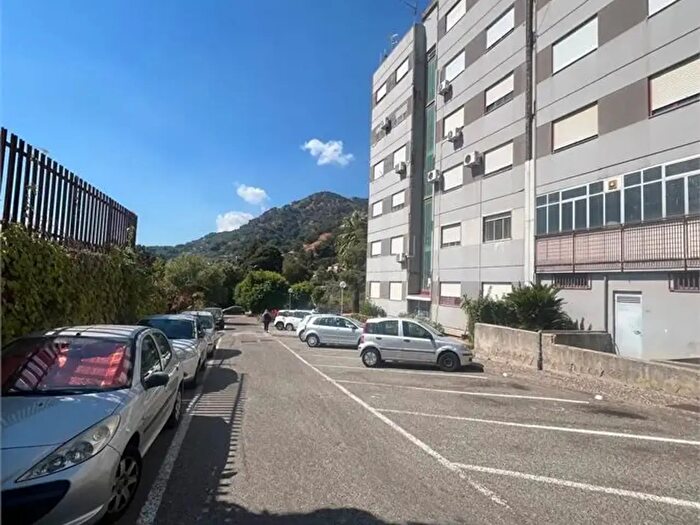 Appartamento con 6 locali in vendita in Giovan Filippo De Lignamine, Messina