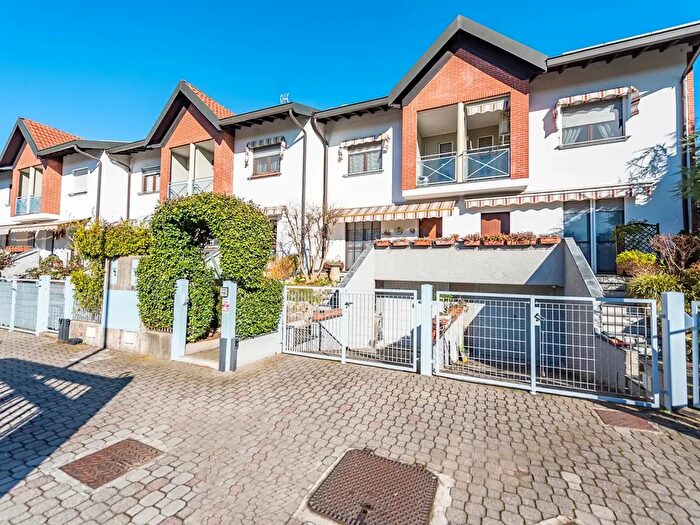 Casa quadrilocale in vendita in Lainate