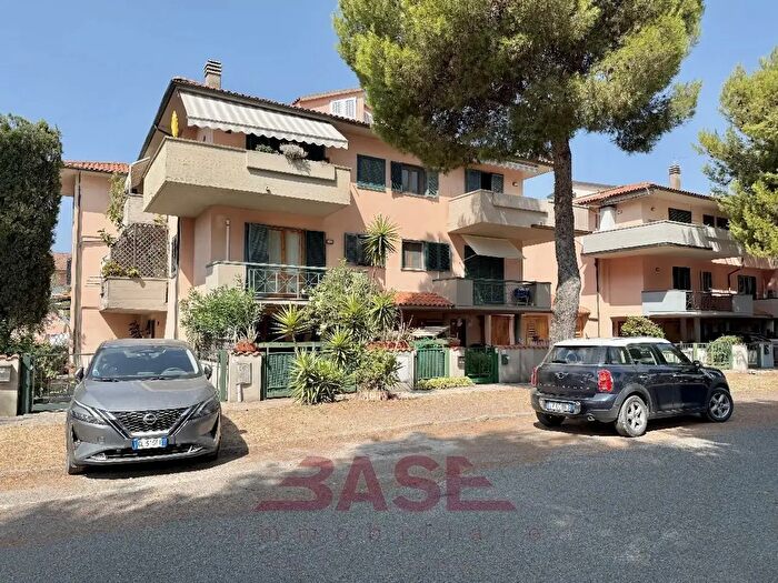 Appartamento con 7 locali in vendita in Via Monte Grappa, Cecina
