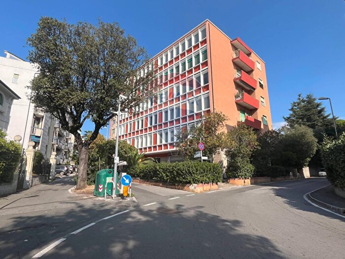Appartamento con 5 locali in vendita in Via San Francesco dAssisi, Savona