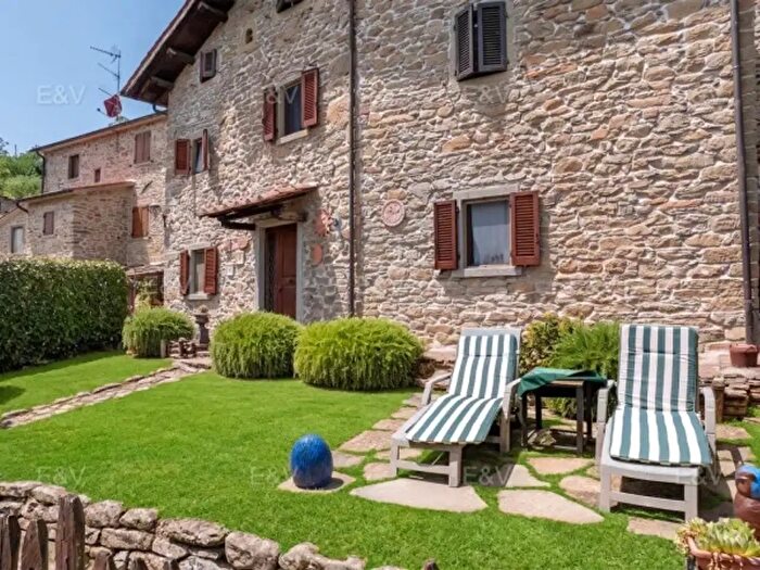 Casa quadrilocale in vendita in Via Piana, Ortignano Raggiolo