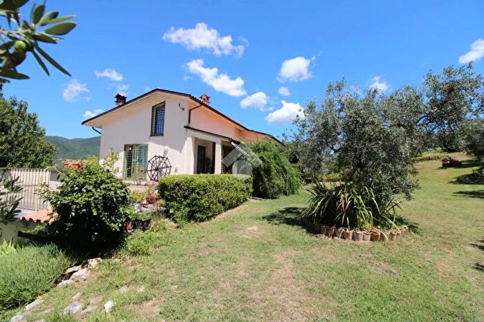 Casa quadrilocale in vendita in Voc del Colle, Mompeo