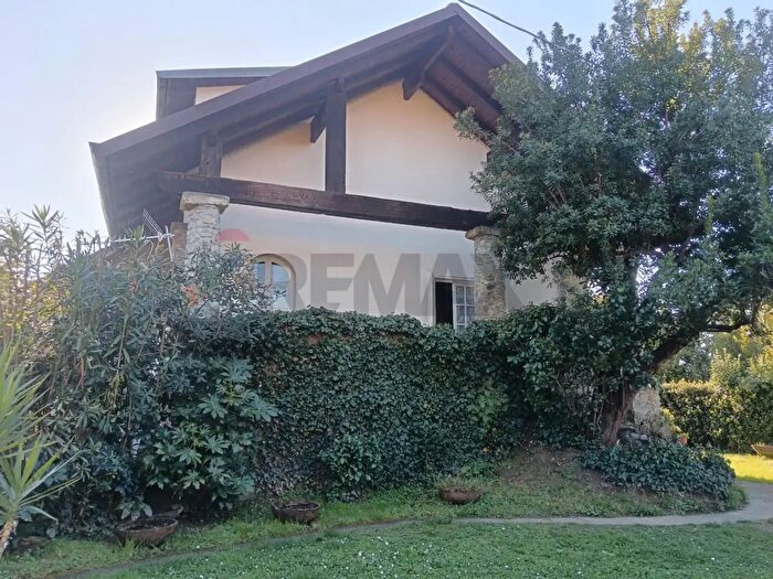 Casa quadrilocale in vendita in Massa