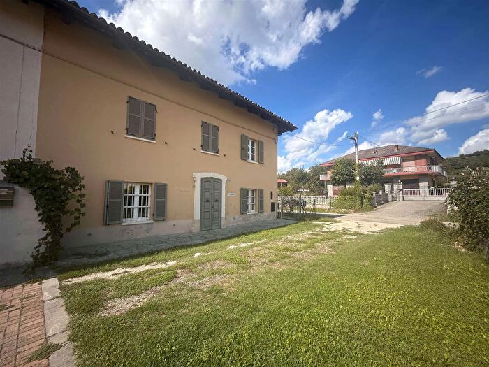 Casa con 8 locali in vendita in Castagnole delle Lanze Asti, Castagnole Delle Lanze