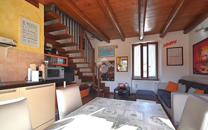 Appartamento bilocale in vendita in Via G Pascoli, Alzate Brianza