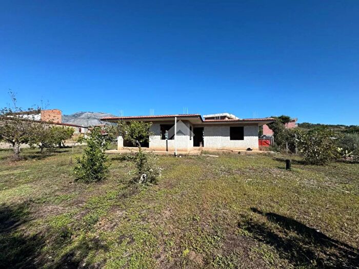 Casa quadrilocale in vendita in Via Vincenzo Parisi, Minturno