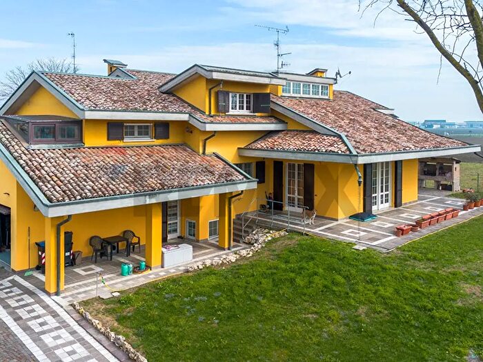 Casa con 10 locali in vendita in Via Gialdi, Busseto