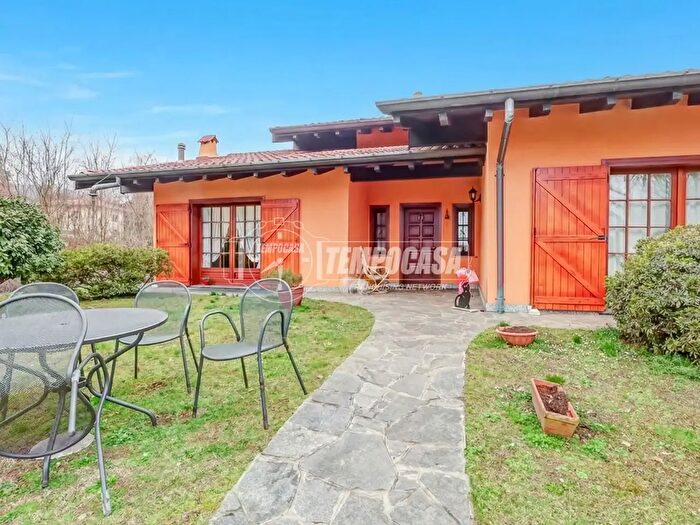 Casa trilocale in vendita in Via Cima Campagna, Comabbio