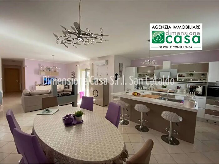 Appartamento con 5 locali in vendita in Via Beppe Montana, San Cataldo