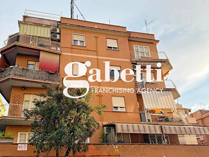 Appartamento trilocale in vendita in Via Tor De Schiavi, Roma
