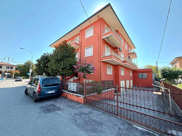 Appartamento con 10 locali in vendita in Torri Di Quartesolo
