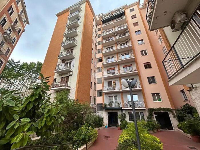 Appartamento con 7 locali in vendita in Via Francesco Paolo Michetti, Napoli
