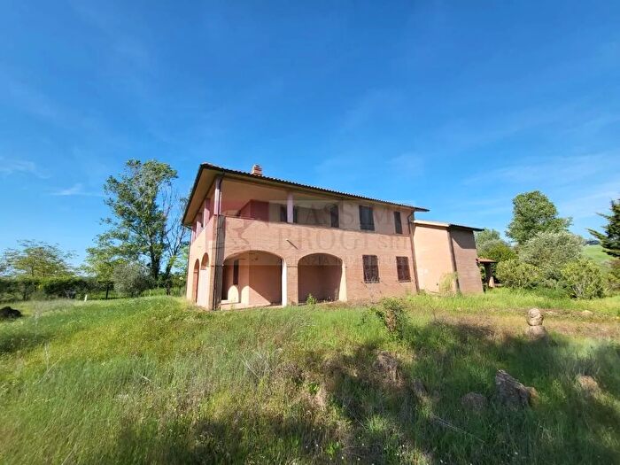 Casa con 8 locali in vendita in Siena