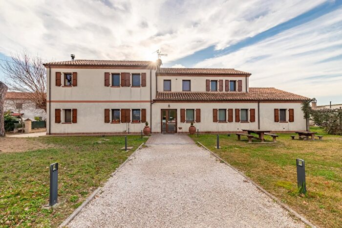 Casa con 10 locali in vendita in Via Nevola, Corinaldo