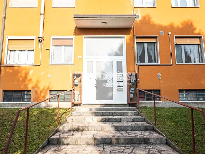 Appartamento trilocale in vendita in Via Roma, Inverigo