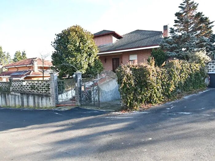 Casa con 8 locali in vendita in Via l Paviolo, Trana