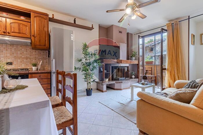 Appartamento quadrilocale in vendita in Via del Pozzo, Cuveglio