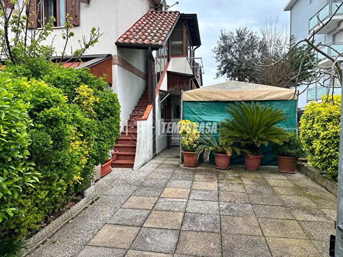 Appartamento trilocale in vendita in Via Monte Cengio, Comacchio