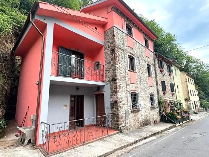 Casa con 5 locali in vendita in Lucca