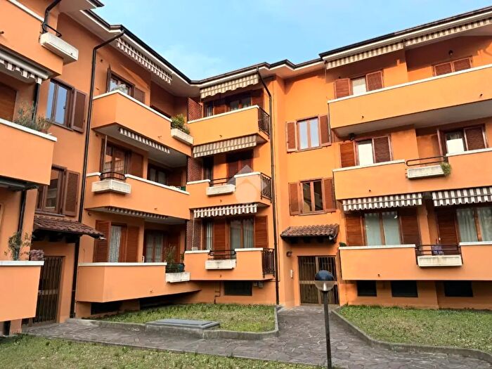 Appartamento trilocale in vendita in Via Annunciata, Merate